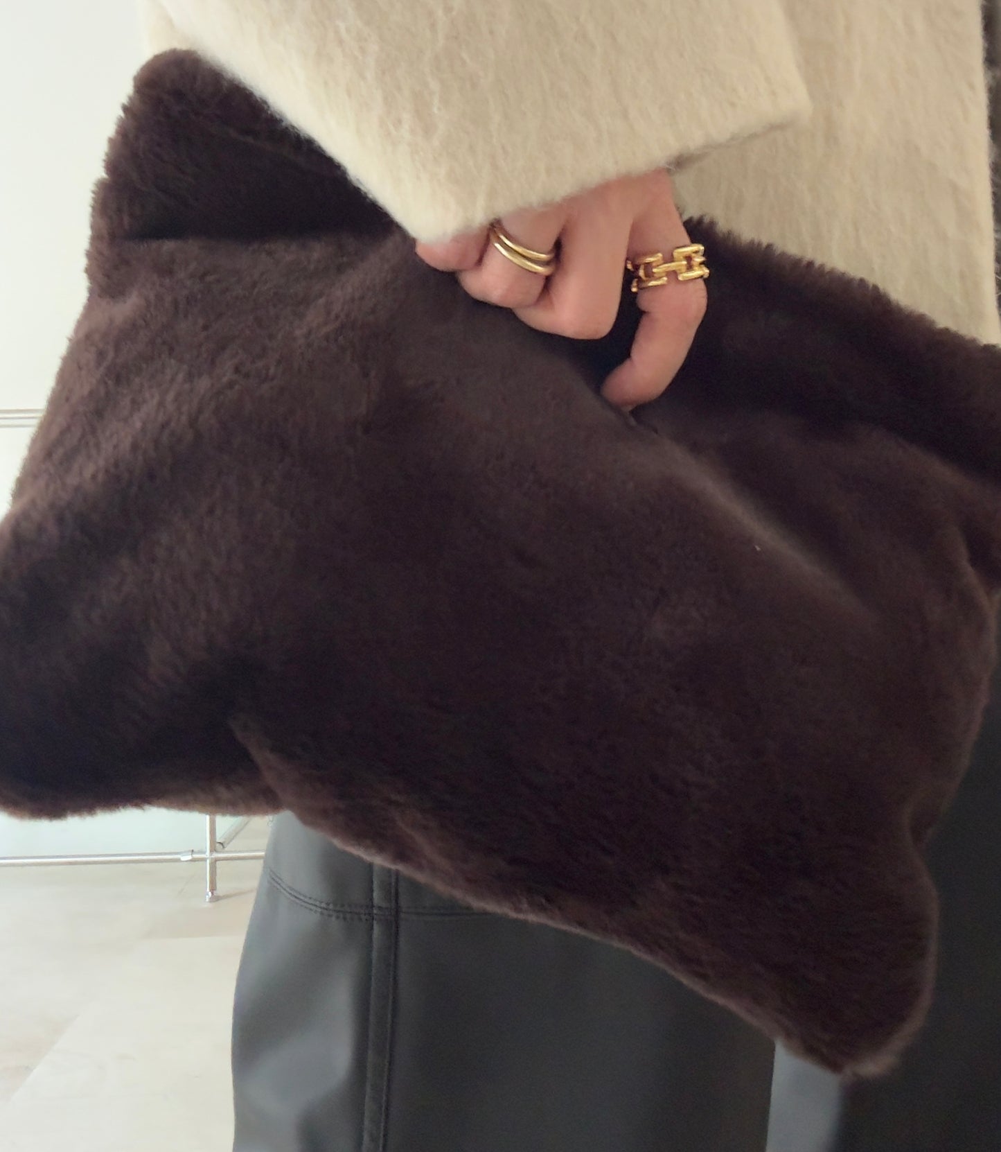 fur clutch (black)